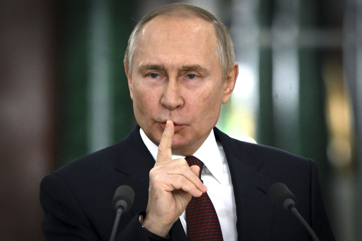 Putin jako Mikołaj wchodzi do pokoju małego chłopca! Nowe propagandowe wideo w Rosji