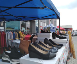 Zamość: Handel przed galerią Revia Park. Sprzedawcy przenieśli się przed galerię