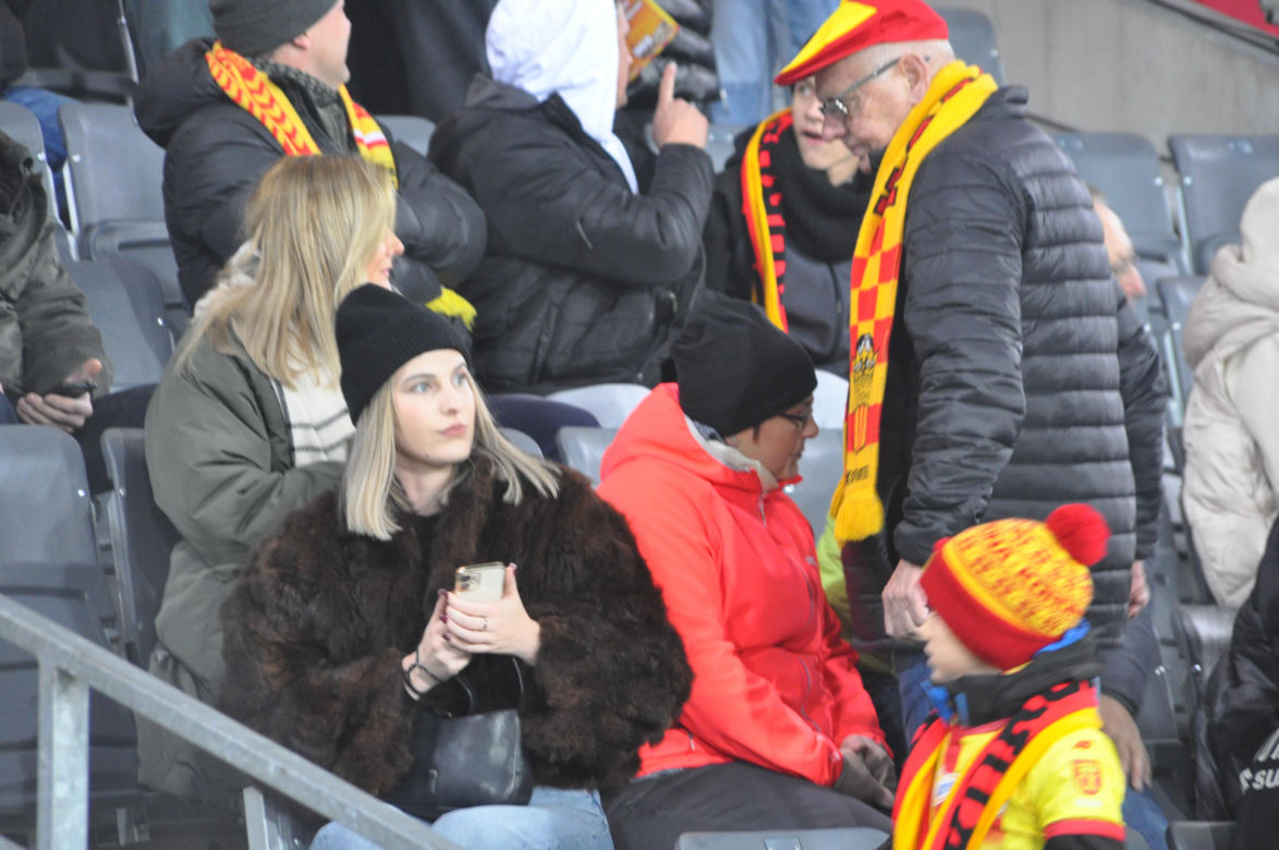 Żółto-czerwono na Suzuki Arenie! Zdjęcia kibiców na meczu Korona Kielce - Jagiellonia Białystok