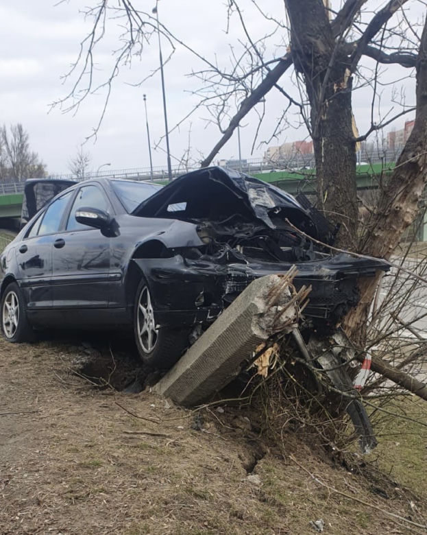 Huknął w drzewo, połamał latarnię. Pijany kierowca kompletnie rozbił mercedesa