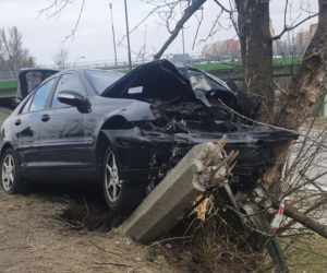 Huknął w drzewo, połamał latarnię. Pijany kierowca kompletnie rozbił mercedesa