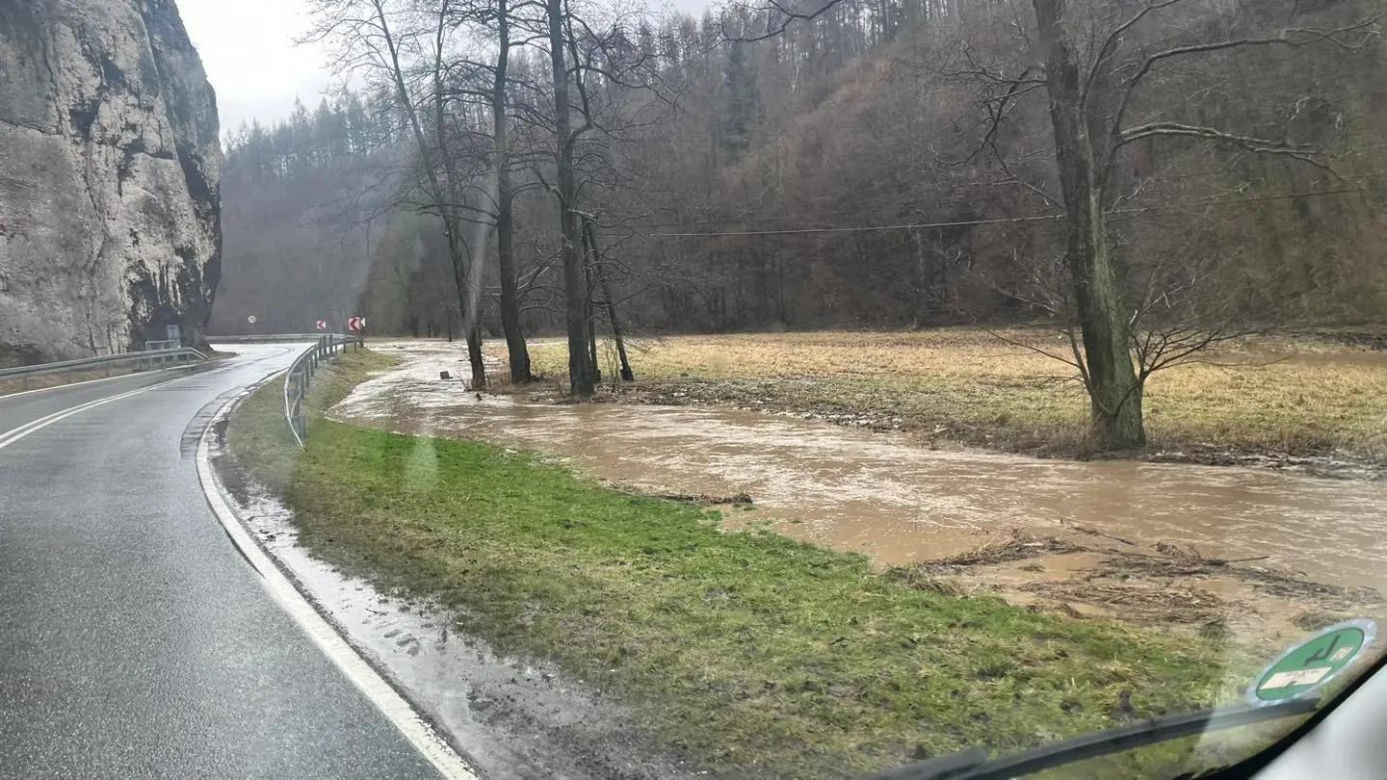 Liczne podtopienia i szkody po wichurach i ulewach w Małopolsce