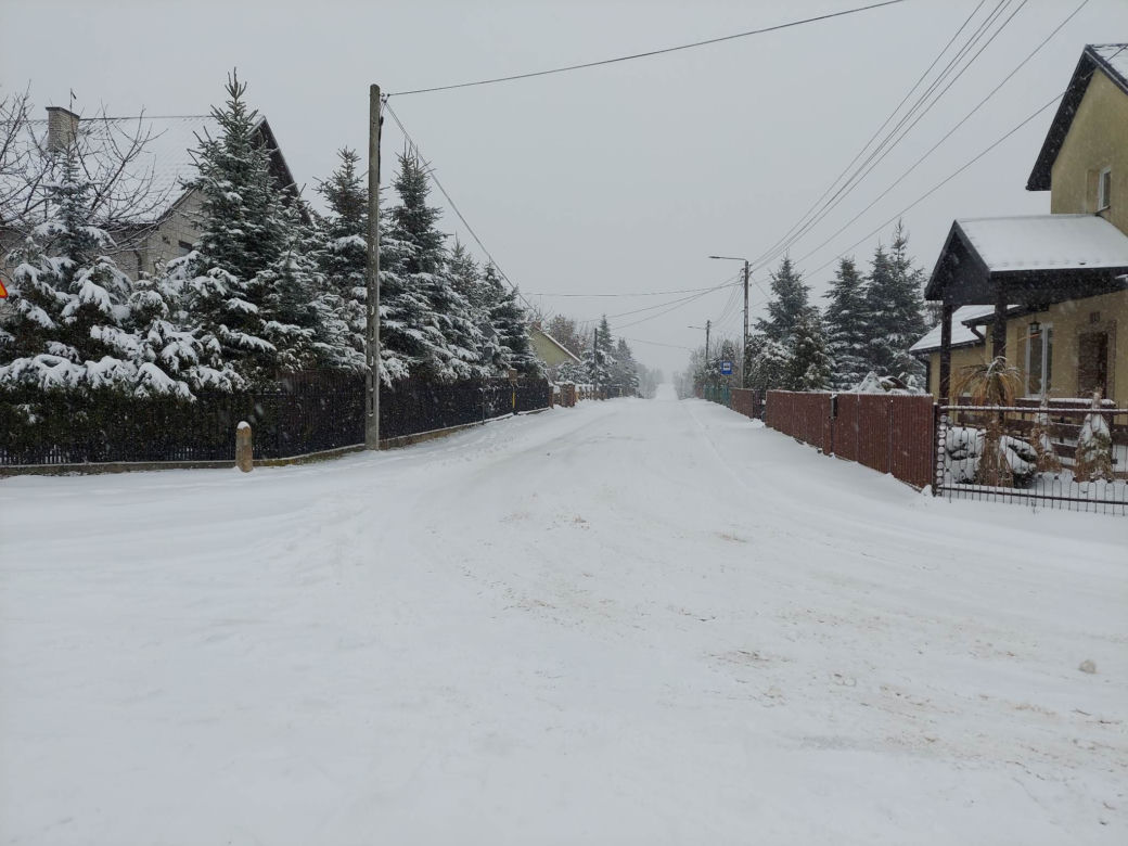 Starachowice pod śniegiem, na drogach trudne warunki do jazdy