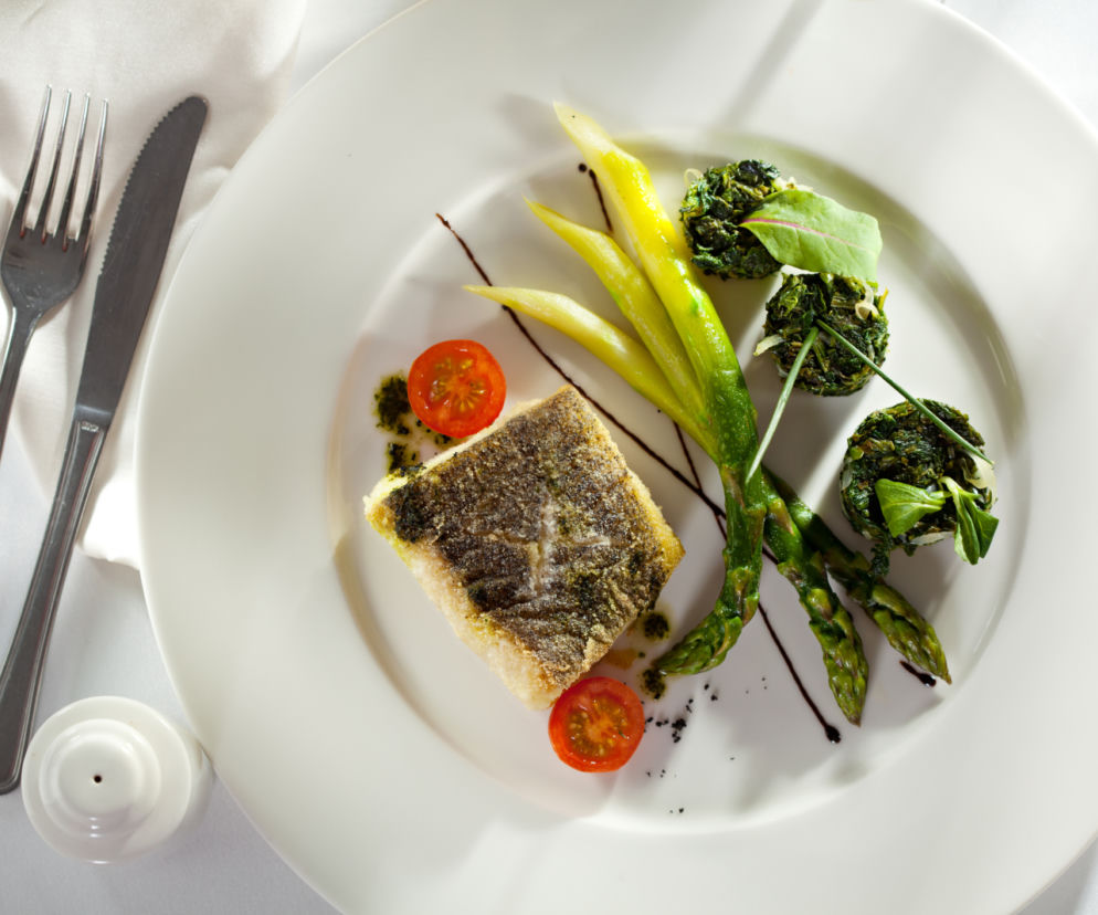 filet-halibuta-z-bialymi-szparagami-i-sosem-holenderskim.jpg