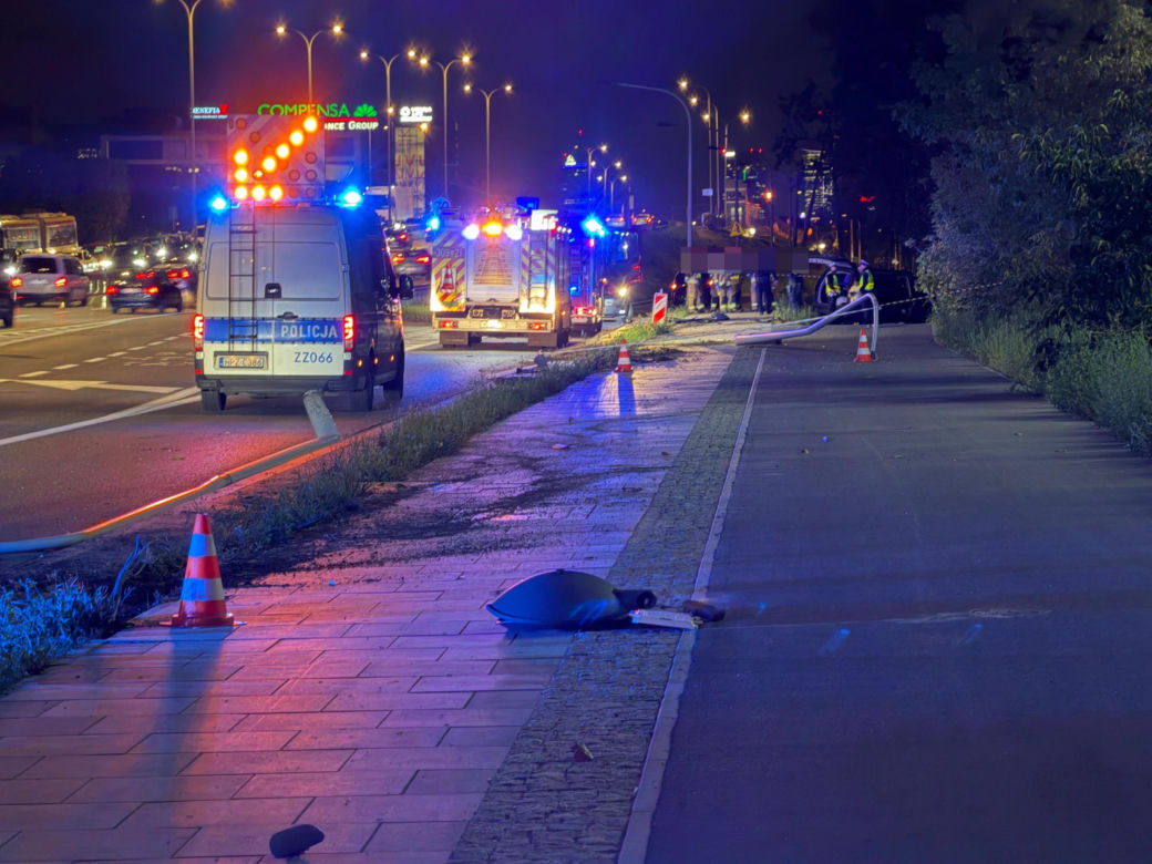 hrysler staranował trzy latarnie i uderzył w ogrodzenie. Świadkowie zatrzymali autobus i pobiegli na ratunek