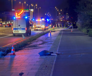 hrysler staranował trzy latarnie i uderzył w ogrodzenie. Świadkowie zatrzymali autobus i pobiegli na ratunek