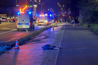 hrysler staranował trzy latarnie i uderzył w ogrodzenie. Świadkowie zatrzymali autobus i pobiegli na ratunek