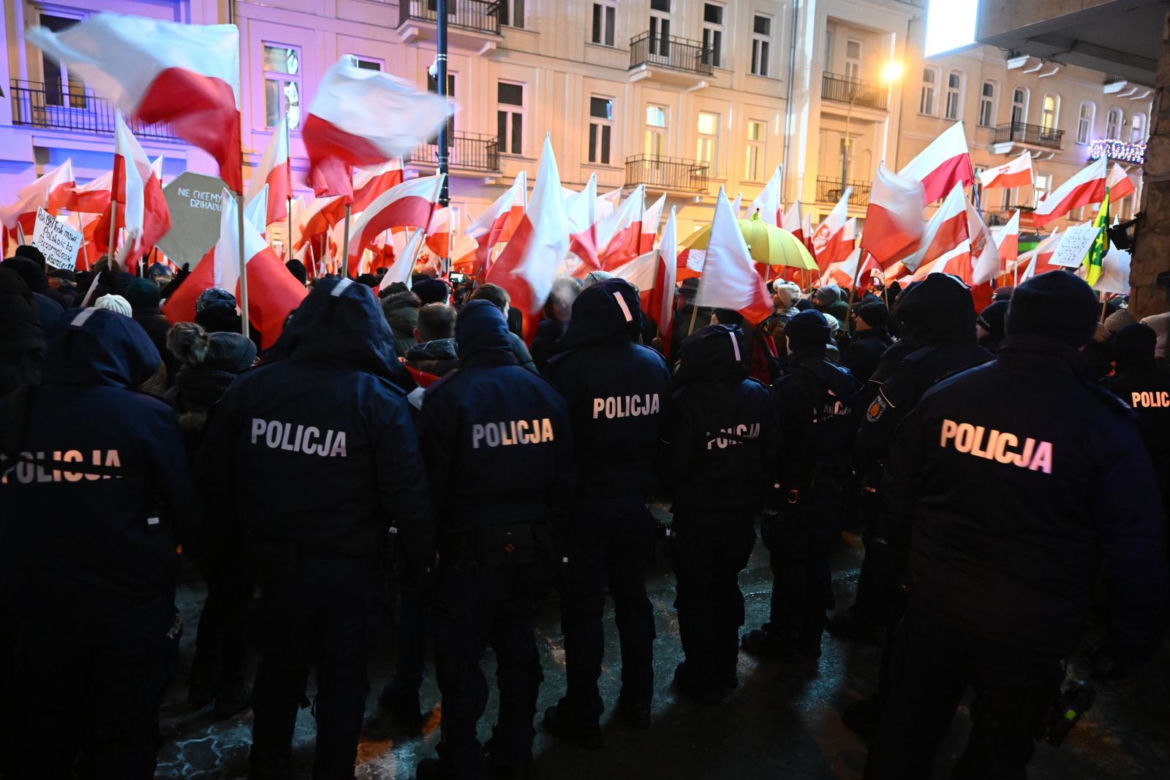 Tłumy rozpoczęły protest pod Sejmem! Uczestnicy solidarni z Mariuszem Kamińskim i Maciejem Wąsikiem