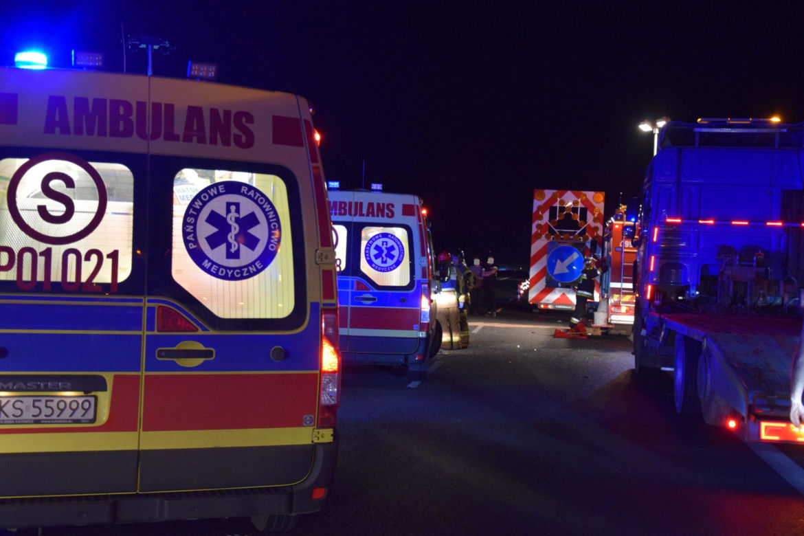 Samochód osobowy wbił się pod ciężarówkę. Groźny wypadek niedaleko Śmigla