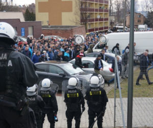 Tychy: Zadyma podczas meczu GKS Tychy - Ruch Chorzów. Policja zatrzymała dwie osoby [ZDJĘCIA]