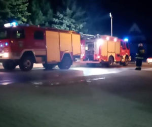 Nocny pożar na Sądecczyźnie. Strażacy dwa razy gasili płonący budynek