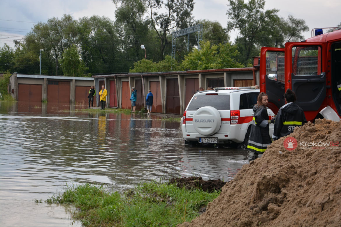 Kraków: rzeka Drwinka wystąpiła z koryta
