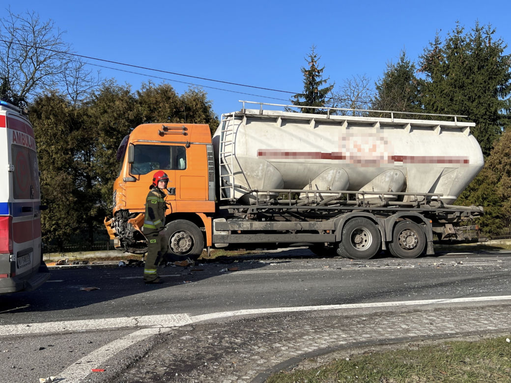 Makabryczny wypadek w Coniewie. Czołowo zderzyła się osobówka z ciężarówką. Nie żyje jedna osoba
