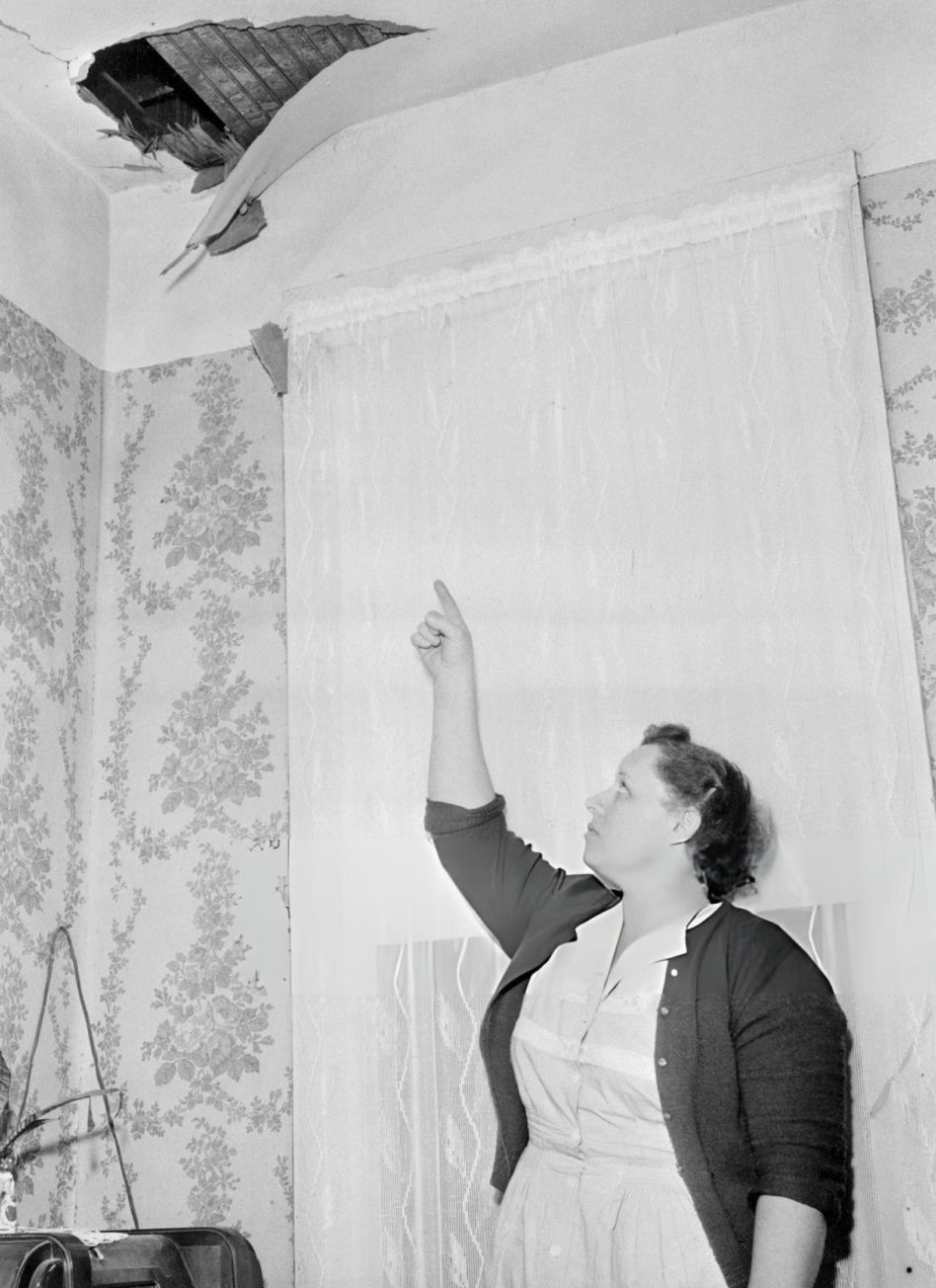 Ann Elisabeth Fowler Hodges wskazuje na dziurę po meteorycie