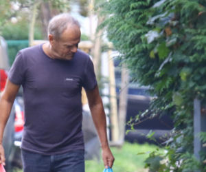 Donald Tusk taszczył siaty z jabłkami