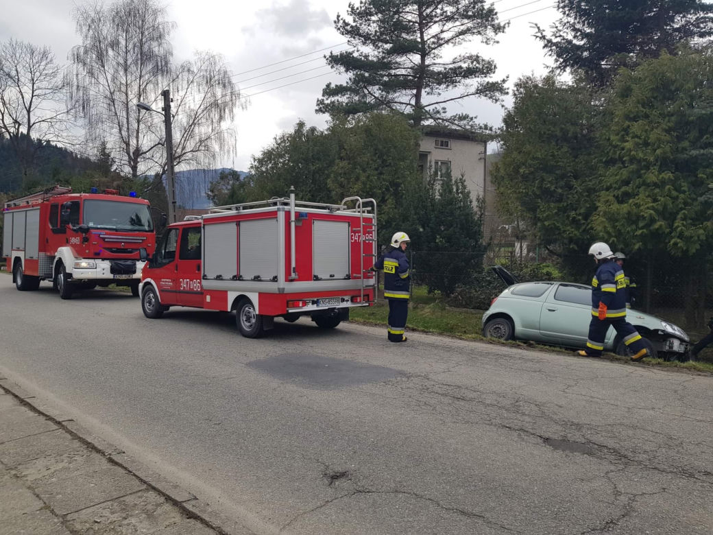Toyota wypadła z jezdni i uderzyła w przepust. Groźna kraksa w Łomnicy