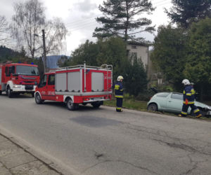Toyota wypadła z jezdni i uderzyła w przepust. Groźna kraksa w Łomnicy