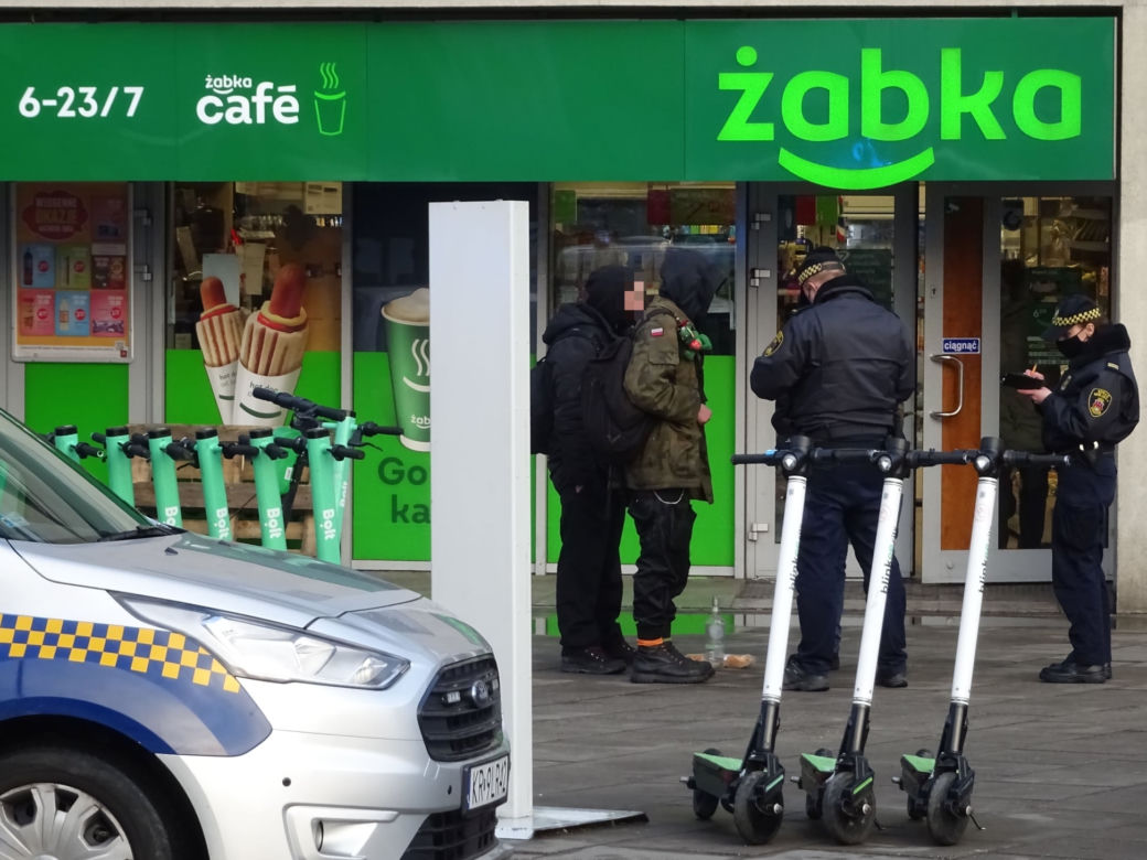 Trzech mężczyzn zrobiło sobie libację w centrum