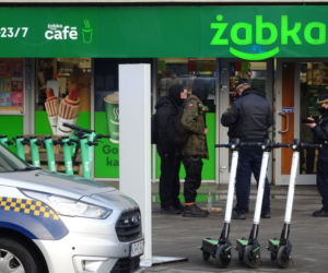 Trzech mężczyzn zrobiło sobie libację w centrum