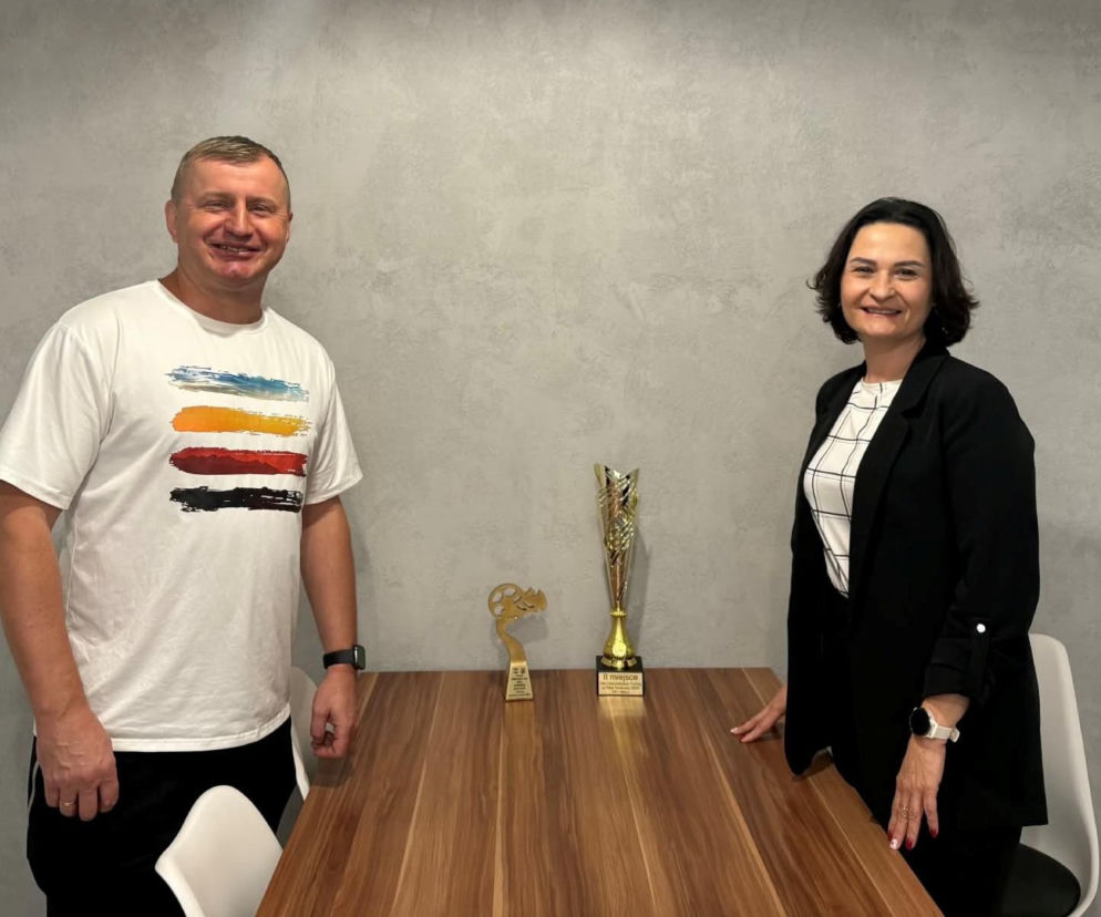 Do skorzystania ze sportowej oferty Jedynki zachęca nauczyciel I. Kwaczewski oraz wicedyrektor A. Florkowska-Sip