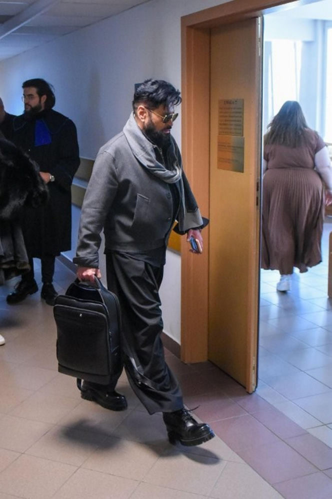 Krzysztof Rutkowski w futrze w sądzie