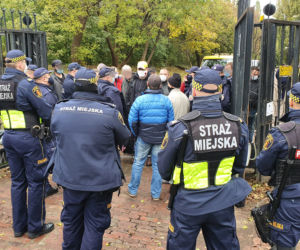 Policja przed stadionem Skry. Siłowe przejęcie