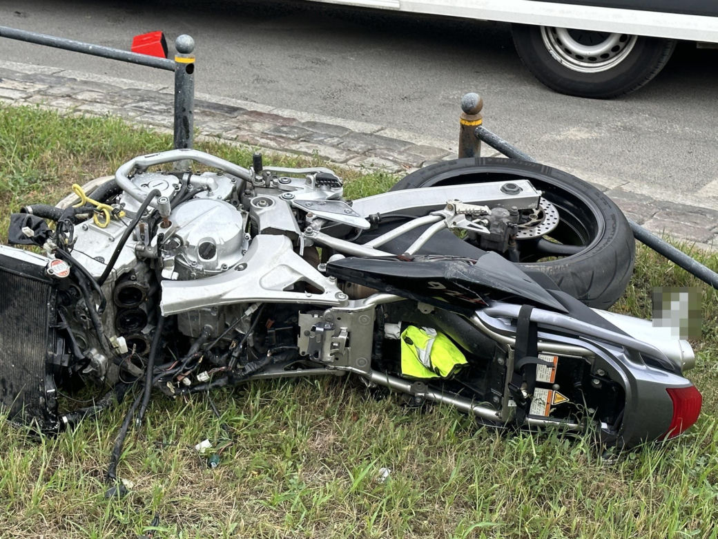 Rąbnął w auto, jego motocykl pękł na pół. Motocyklista w szpitalu