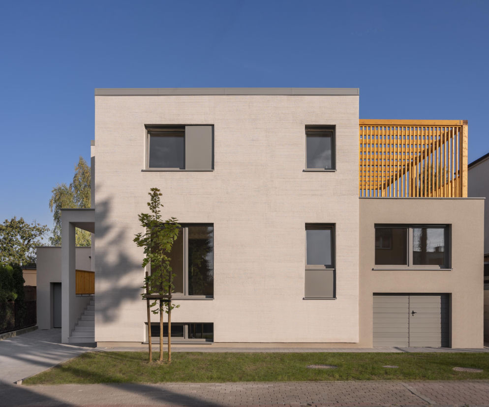 Szczotkowana elewacja jest płótnem, na którym obrazy maluje światło. A to był zwykły dom kostka z lat 80., z dobudowanym później tarasem