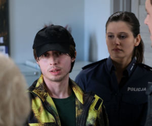 M jak miłość odc. 1600. Marcin (Mikołaj Roznerski), Barbara (Teresa Lipowska), Oskar Zych (Krystian Shepherd), policjantka (Monika Szwajnos)
