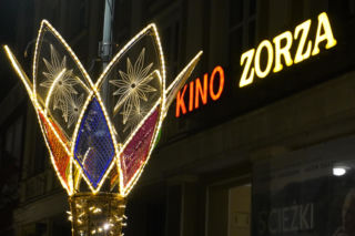 Świąteczne iluminacje rozświetliły Rzeszów. Czuć już magię świąt na ulicach miasta [ZDJĘCIA]