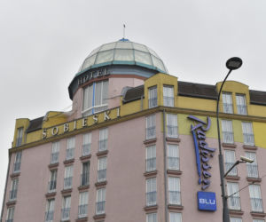 Awantura o hotel Sobieski! Chcą go pomalować na biało, konserwator zabytków protestuje