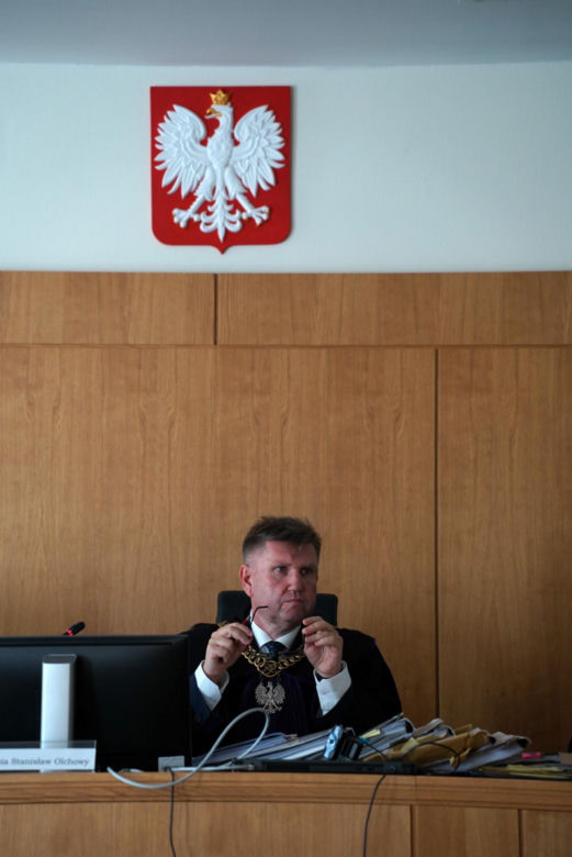Ksiądz Mirosław porąbał siekierą i podpalił starego znajomego?! W sądzie szok: "mam dziecko"