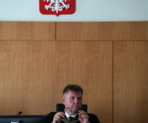 Ksiądz Mirosław porąbał siekierą i podpalił starego znajomego?! W sądzie szok: mam dziecko