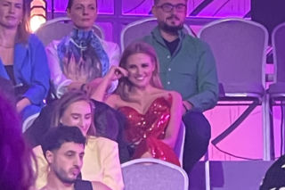 Tak Kaczorowska i Rogacewicz zachowywali się na ramówce TVP. Najpierw obejmował, a potem nurkował pod krzesło!