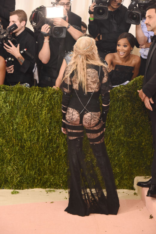 Madonna pokazała pośladki na wizji. Świeciła tyłkiem do kamery