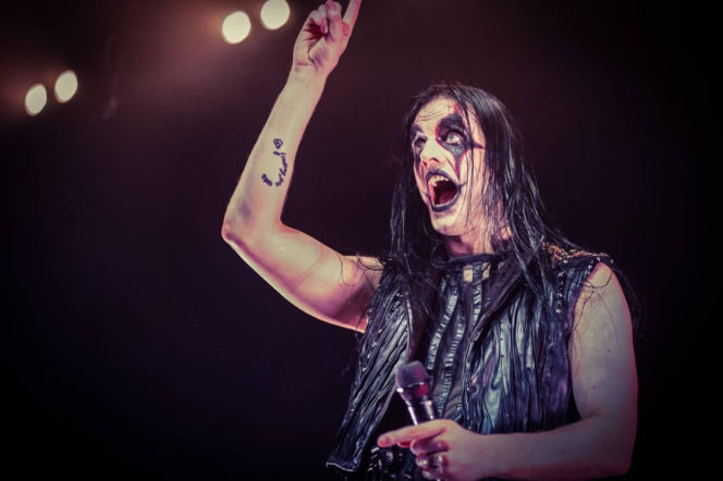 Skrupulatnie wyreżyserowany groteskowy spektakl okraszony nutą surrealizmu – Avatar zawładną Warszawą [RELACJA]