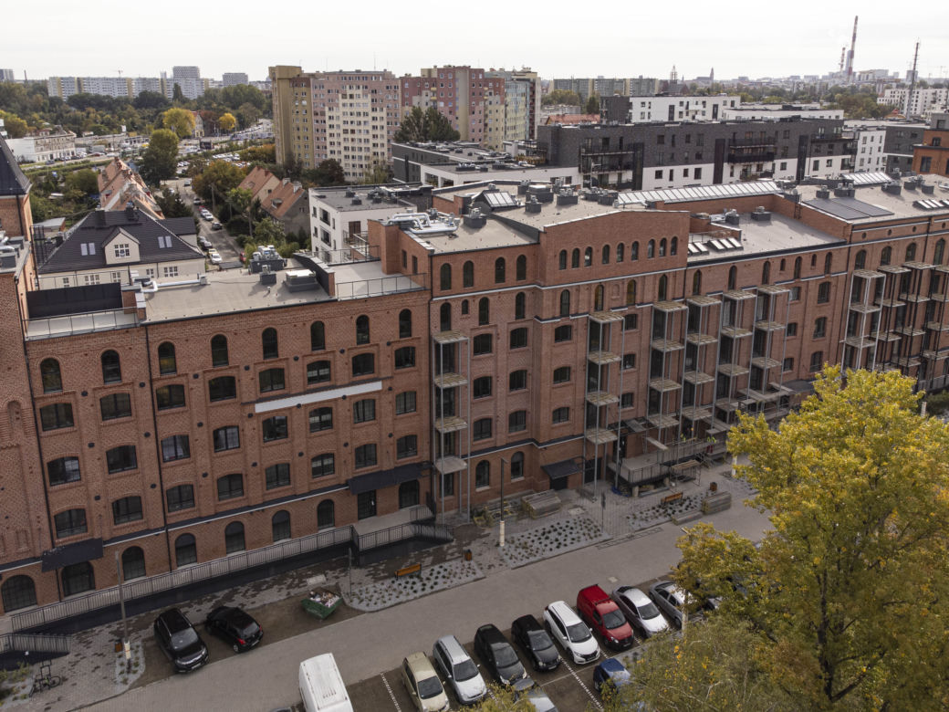 Mieszkańcy nie mogą wychodzić na balkony. Zasłonili im też okna! 