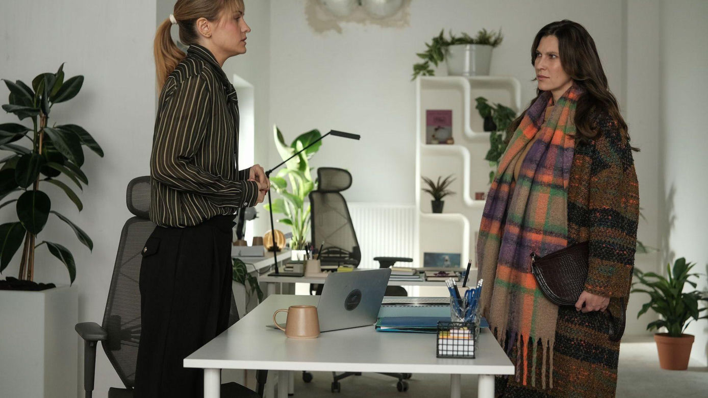 Barwy szczęścia odc. 3389. Regina (Kamila Kamińska), Ola (Michalina Robakiewicz)