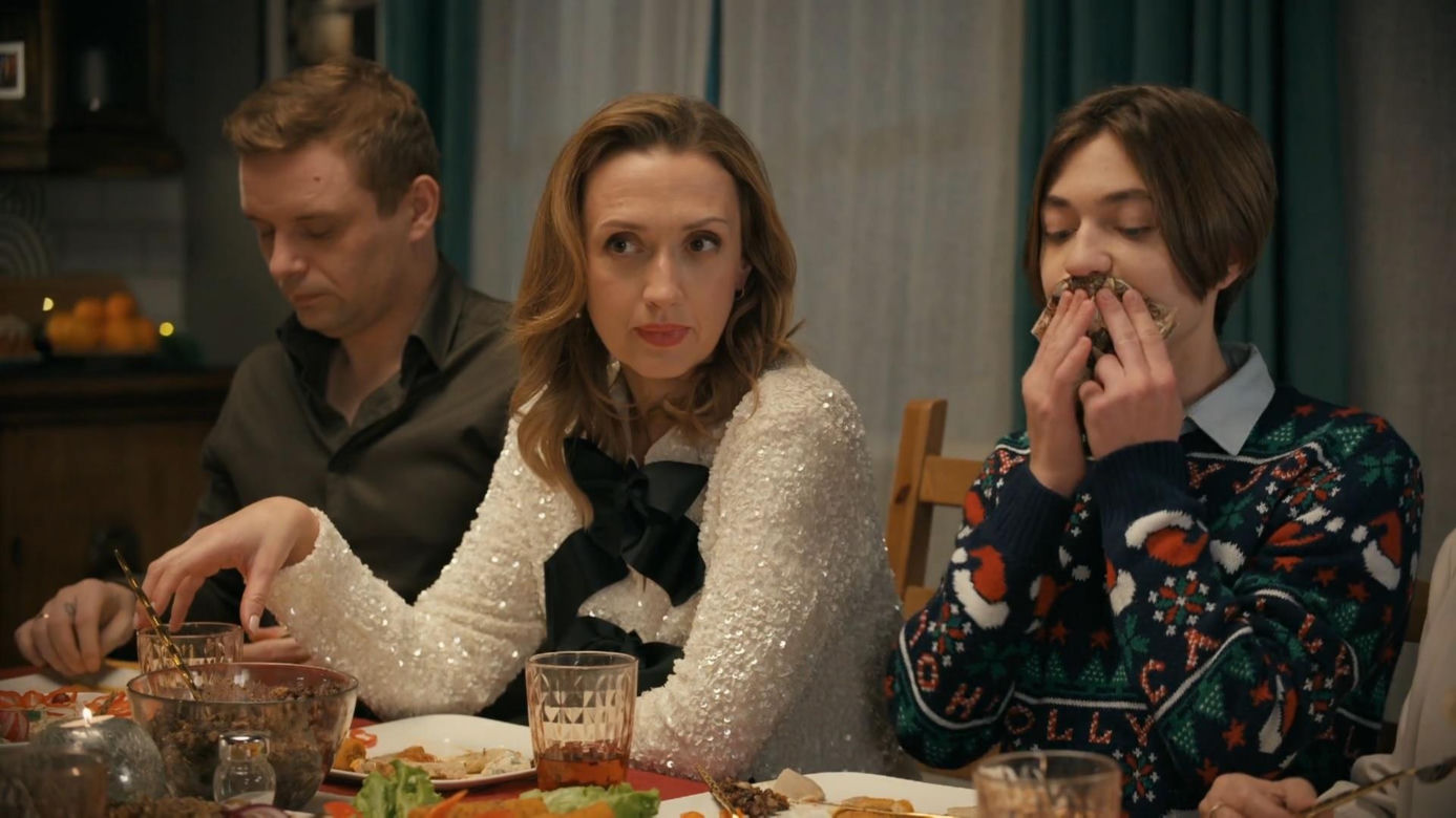 Barwy szczęścia, odcinek 3376: Asia (Anna Gzyra-Augustynowicz), Hubert (Marek Molak), Emil (Artem Malaszczuk)