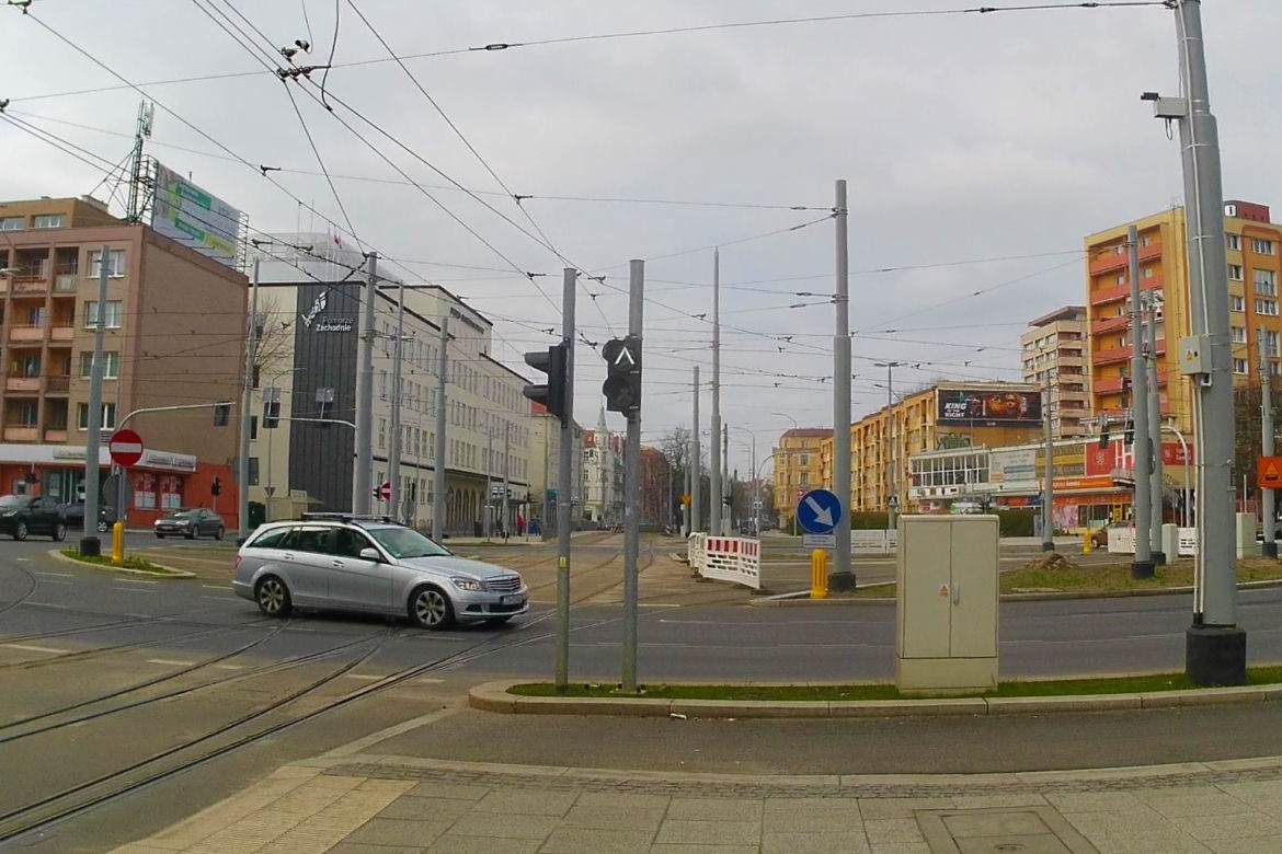 Słupy utrudniają życie pieszym na al. Wyzwolenia