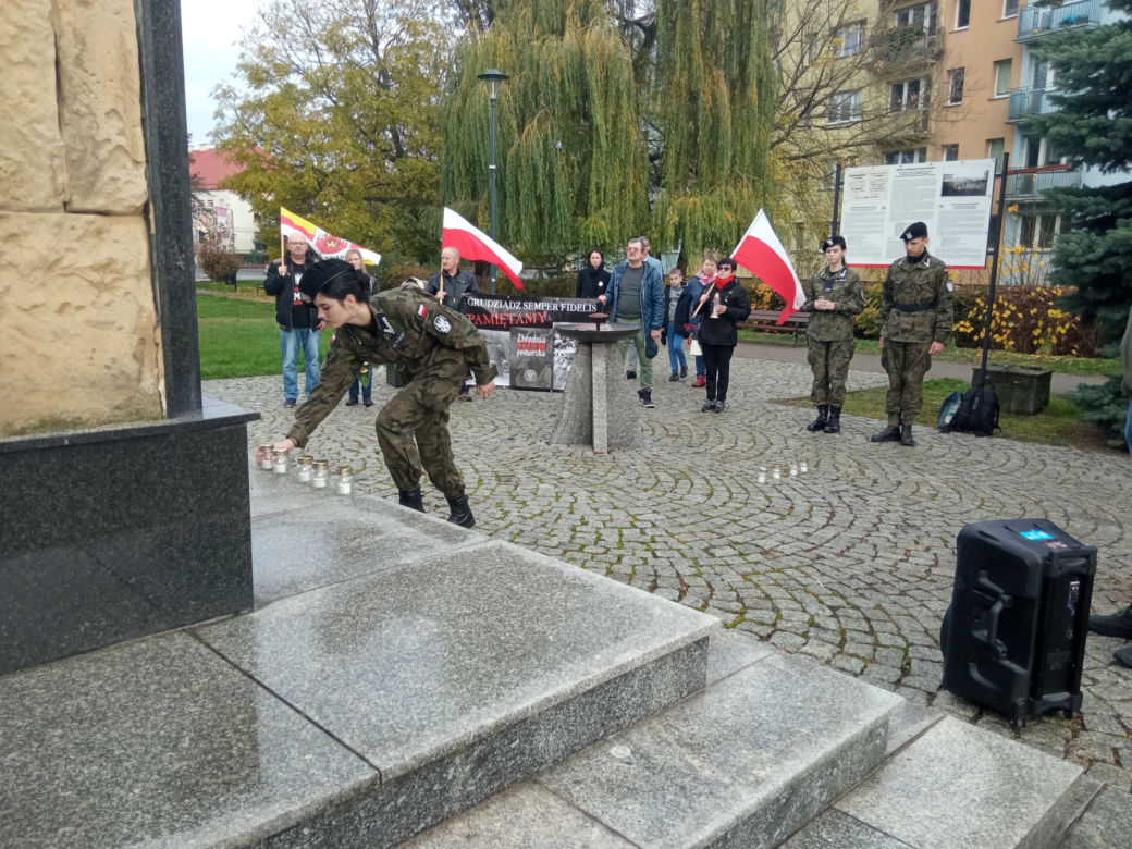 Obchody pod pomnikiem 10 pomordowanych w Grudziądzu