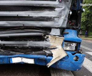 Osobówka uderzyła w drzewo, a potem w nadjeżdżającą ciężarówkę. 4 osoby trafiły do szpitala
