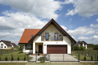 Tradycyjny, przyjazny i funkcjonalny dom - realizacja gotowego projektu Muratora