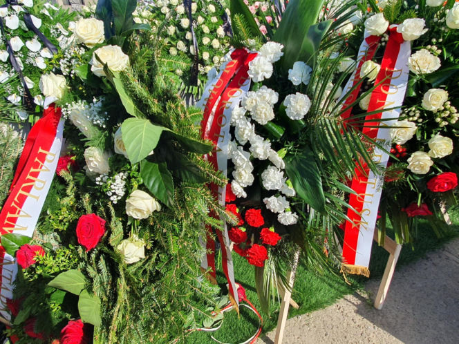 Obok niego spoczął poseł Łukasz Litewka. Kim był Aleksander Widera?