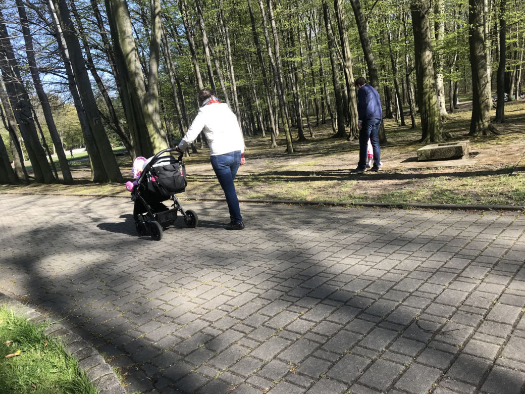 Katowice: Tłumy w Parku Kościuszki. Mieszkańcy ruszyli na spacery