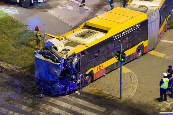 Autobus miejski wjechał w przejście podziemne przy Dworcu Zachodnim