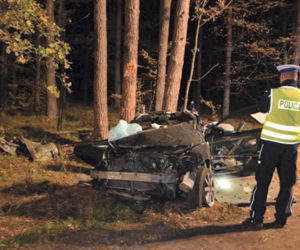 Toyota roztrzaskała się na drzewie. Zginęły młode piłkarki