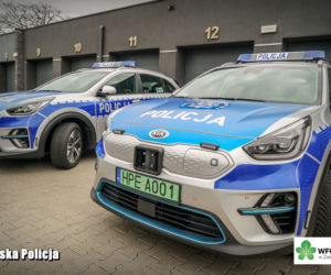 Nowe policyjne radiowozy z hasłem Pomagamy i chronimy” na masce