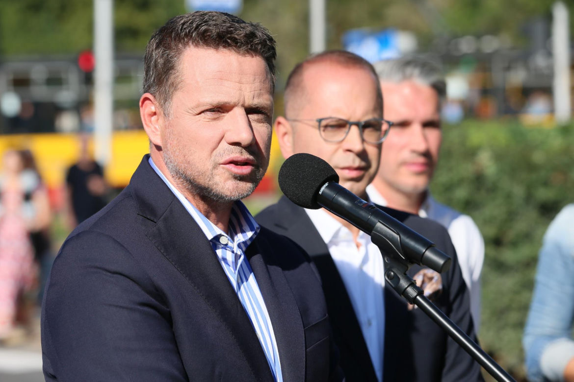 Rafał Trzaskowski spóźniony na konferencję. Wysiadł na zakazie!