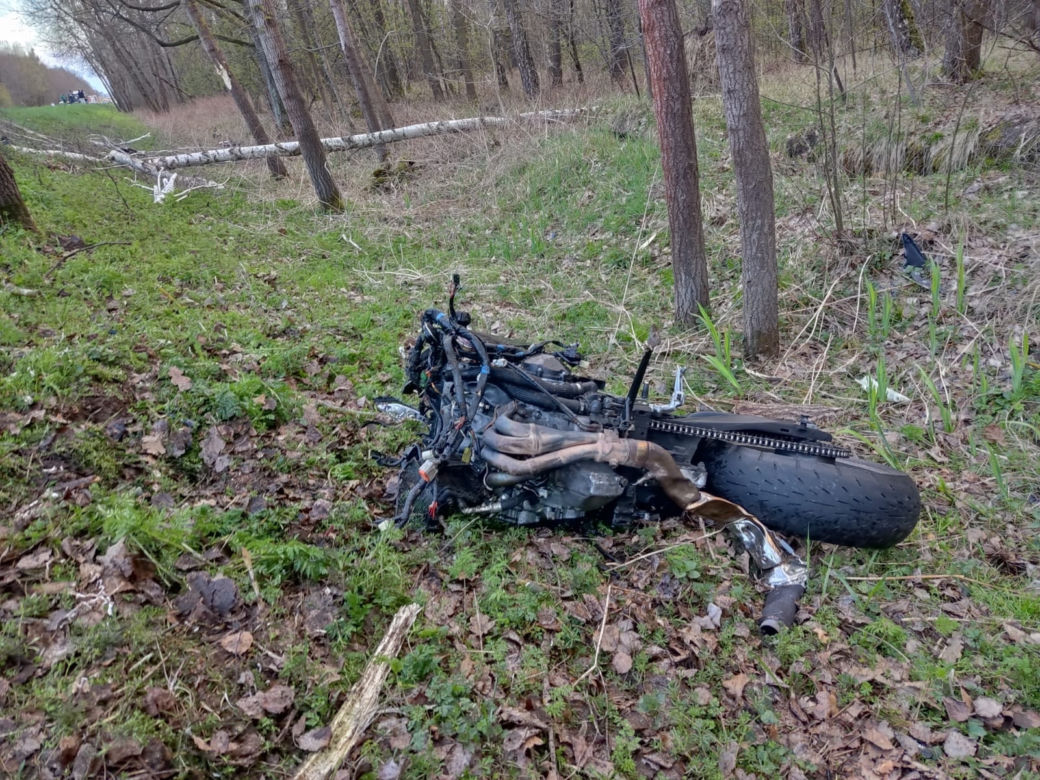 Wyszków. Przerażający widok! Motocykl rozerwany na części i złamane drzewo. Śmigłowiec zabrał kierowcę (ZDJĘCIA]